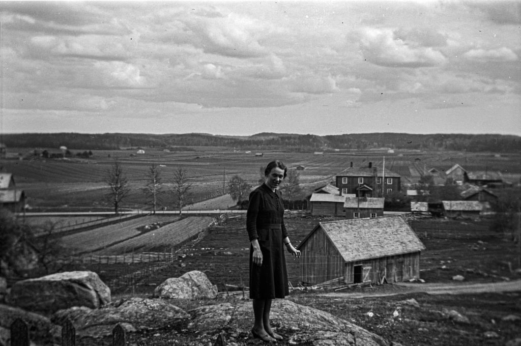 Näkymä Yli-Viisaan mäeltä Nummenpään kylässä Nurmijärvellä, 1930-1950-luku. Kuvaaja Minne Metso.