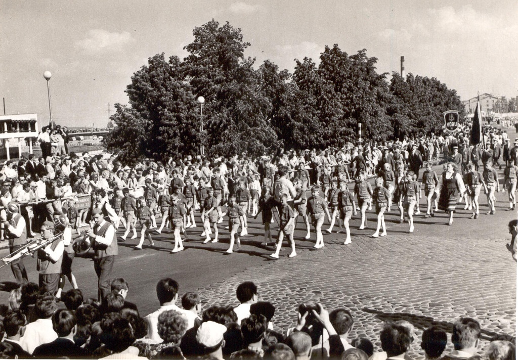 Foto.Rõuge poistekoor   Tartu juubelilaulupeo ringkäigus.