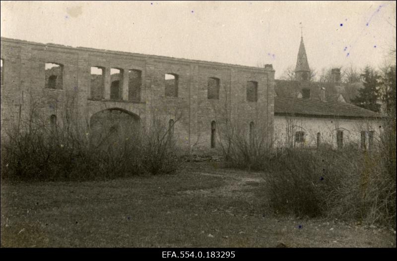 Veltsa mõisa varemed, taga härrastemaja katus.