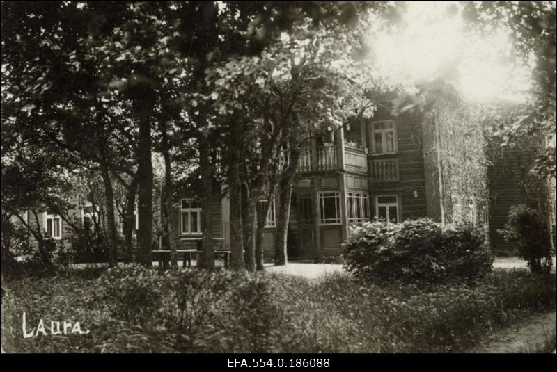 Laura mõisa härrastemaja.
