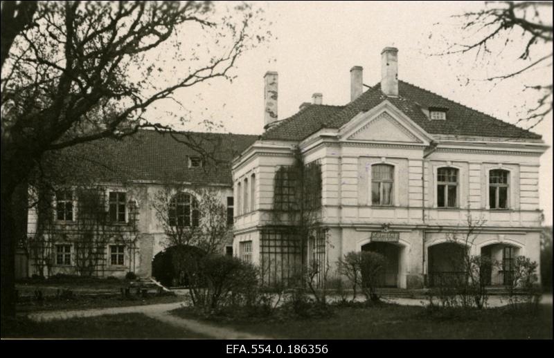 Kärstna 6-kl algkool endises Kärstna mõisa härrastemajas.