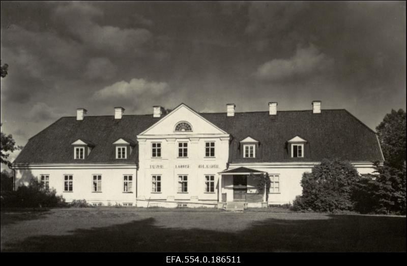 Lahmuse 6-kl algkool endises Lahmuse mõisa härrastemajas. Taevere vald.