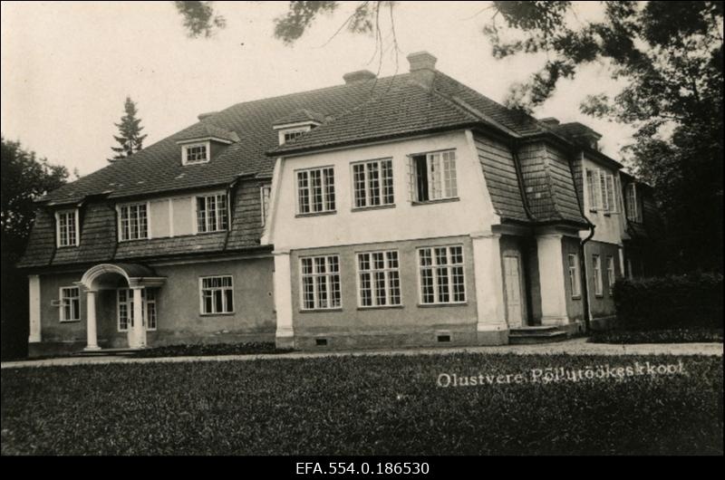 Eesti Aleksandri Põllutöökeskkool endises Olustvere mõisa härrastemajas.