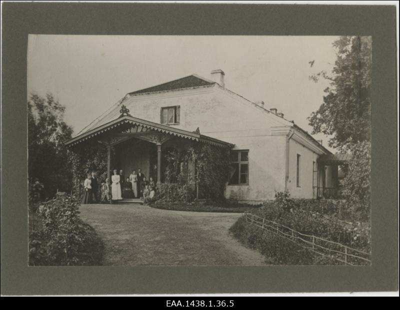 Grupifoto Aru mõisa härrastemaja verandal olevast seltskonnast