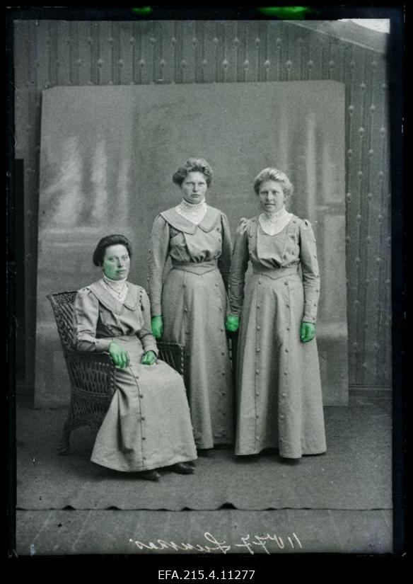 Grupp naisi, istub Luukas.