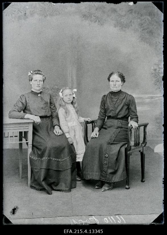 Kaks naist ja tüdruk, (foto tellija Pokk).