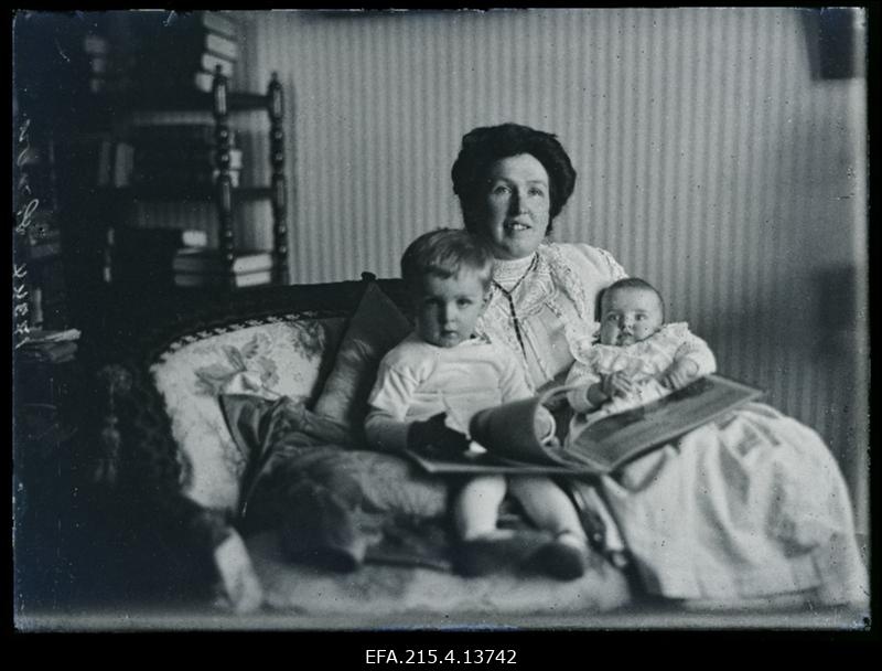 Proua von Sivers lastega Heimtali mõisas.