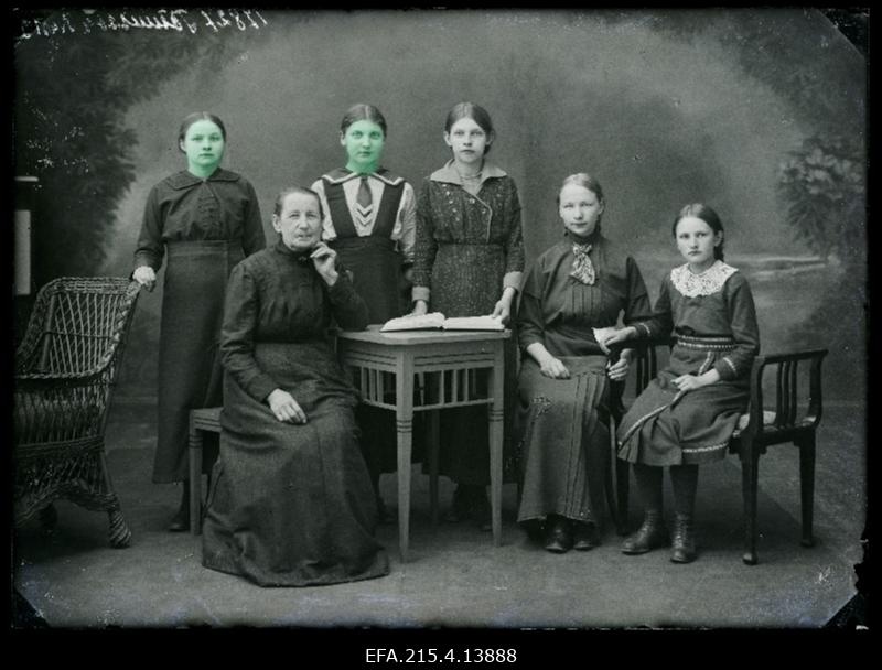 Grupp naisi ja tütarlapsi, (foto tellija Tõnisson).