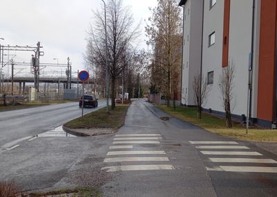 Pohjoinen rautatienkatu puu-Suokylässä vuonna 1974. Kuvassa oikealla Jussilan ja Ollilan talot sekä Hakkolan matkailijakoti edessä tien mutkassa. Kuva: Riihimäen kaupunginmuseo rephoto