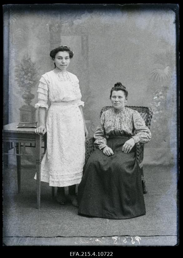 Anna Põder tütrega Adavere vallast, Sepamärdi talust.