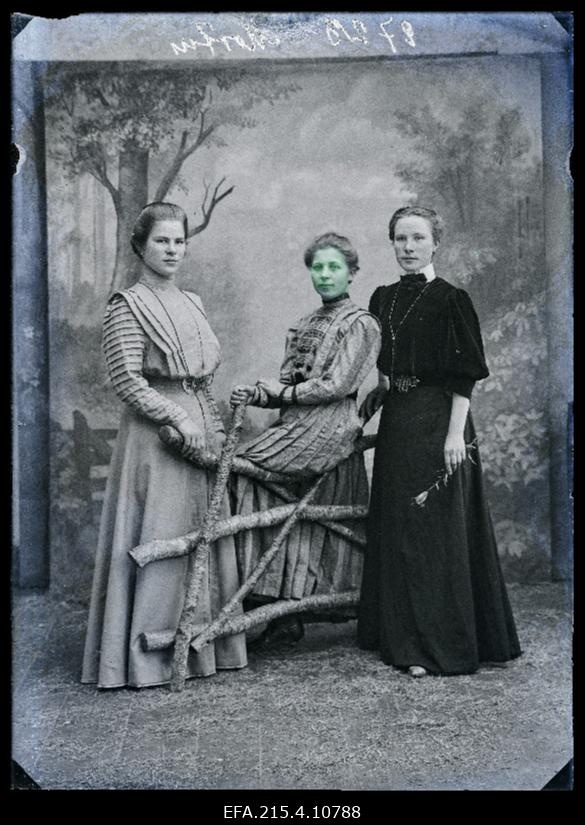 Grupp naisi, (foto tellija Martin).