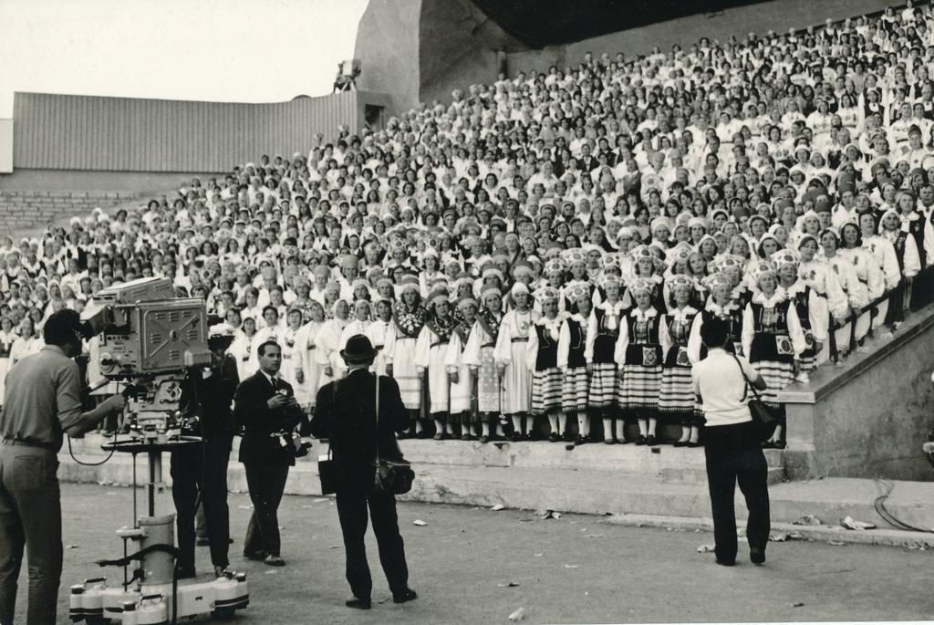 Foto. Eesti juubelilaulupeo kontsert 28.juunil, esinevad ühendatud naiskoorid.
