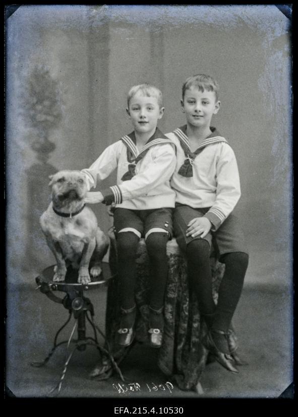 Kaks madrusepluusis poissi koeraga, (foto tellija parun Wolf [Wolff]).