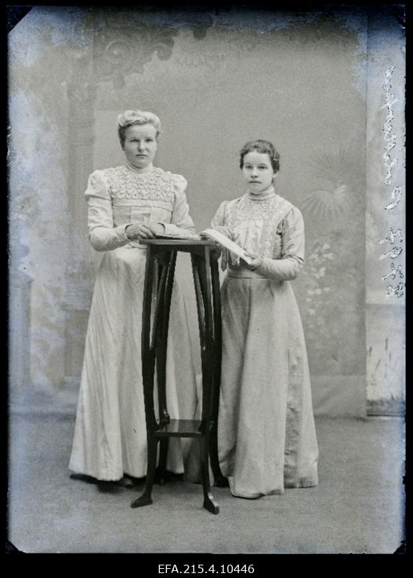 Kaks naist, (foto tellija Polikarpus).