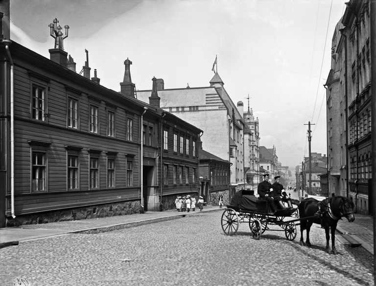 Unioninkatu 6, 8, 10.  Palolaitoksen hevosambulanssi Unioninkatu 5 :n edessä.