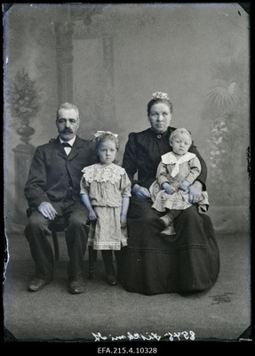 Perekond Iischmidt [Schmidt].  similar photo