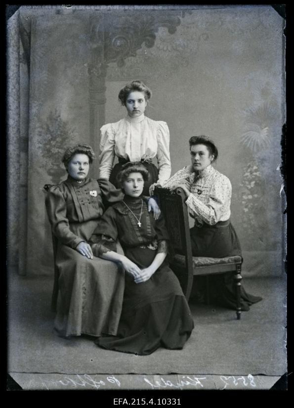 Grupp naisi, (foto tellija Kindel).