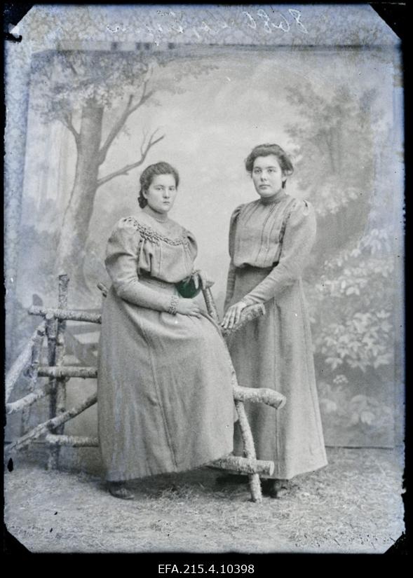 Kaks naist, (foto tellija Martinson).