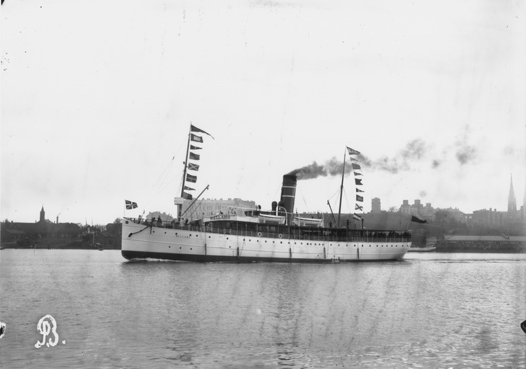 Tukholma?Turku?Helsinki?Pietari?Tallinna -reitillä liikennöinyt matkustajalaiva s/s Wellamo (valmistui 1898) lähdössä Eteläsatamasta.