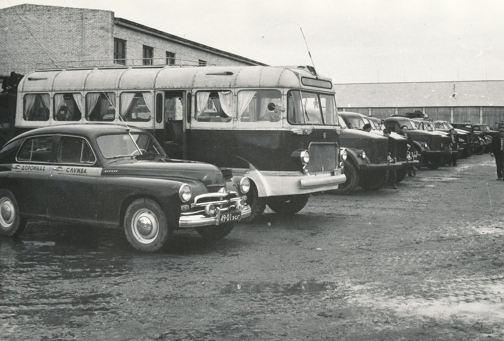 Foto. Võru Teedevalitsuse masinapark rivistatud ülevaatuseks 1964.a.