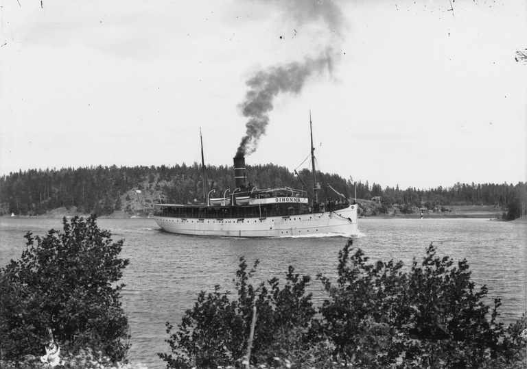 S/s Oihonna Barön salmessa (Barösund) Inkoossa matkalla Helsingistä Tukholmaan.