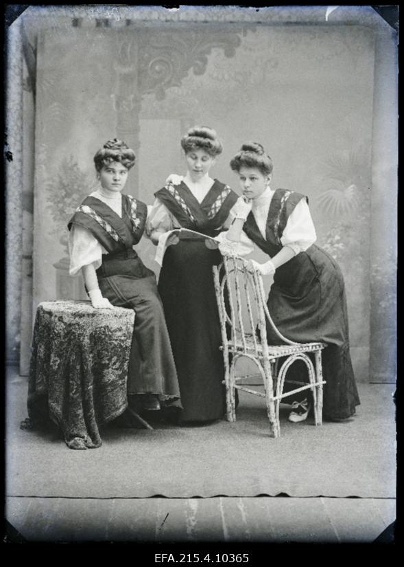 Grupp naisi, (foto tellija Kiss).