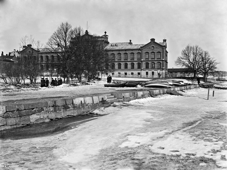 Elisabetinkatu 1 (Liisankatu) ja Elisabetin tori (Liisanpuistikko) Pohjoisrannasta nähtynä