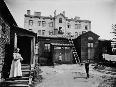 Korkeavuorenkatu 13, pihan puolelta  duplicate photo
