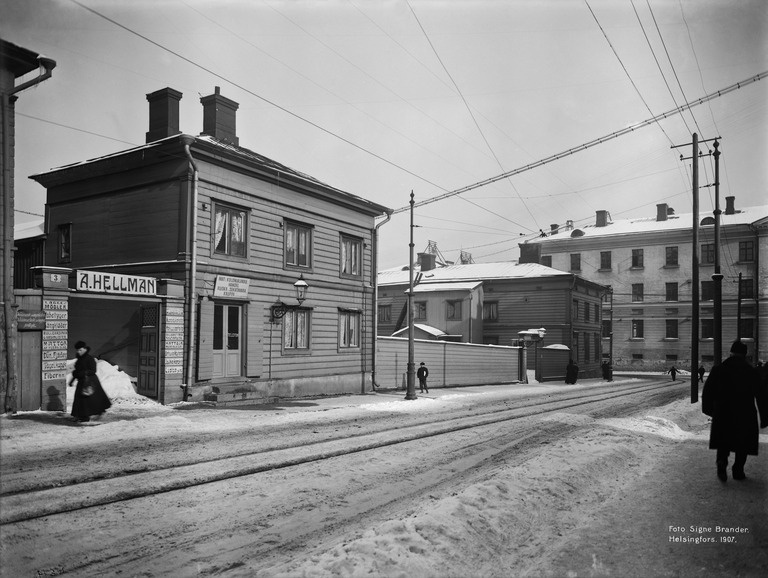 Pieni Roobertinkatu 1, 3.  Taustalla Kaartinkasarmi, Kasarmikatu 17 (1864, Lohrmann) Kaartin kasarmin kantahenkilökunnan tiloja.