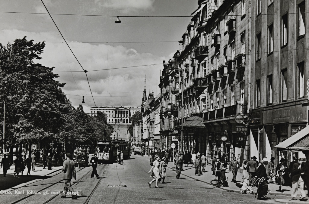 Oslo. Karl Johans gt. Mot Slottes