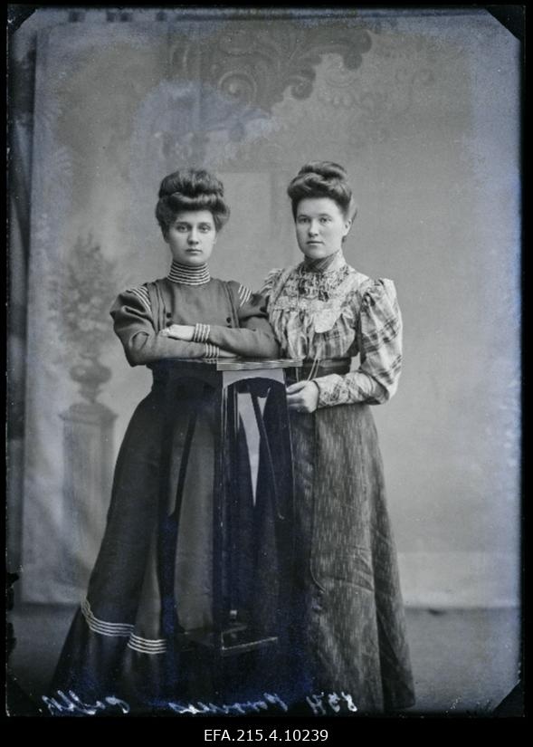 Kaks naist (foto tellija Parrik [Parrikas]).