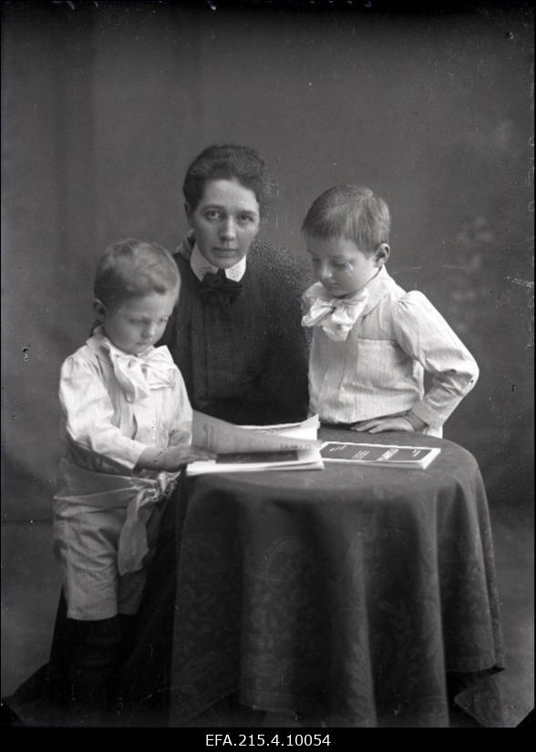 Alexandrine Emily von Mensenkampff poegade Otto Oswald Karl von Mensenkampffi ja Kurt (Curt) Justus von Mensenkampffiga.