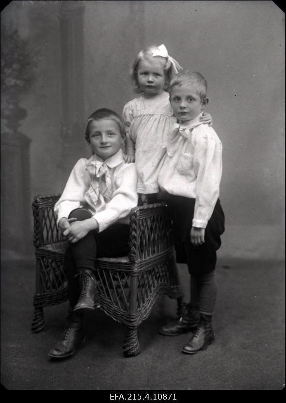 Von Mensenkampffi lapsed: (vasakult) Kurt (Curt) Justus von Mensenkampff, Marguerite Alice Emily von Mensenkampff (von Schulmann) ja Otto Oswald Karl von Mensenkampff.