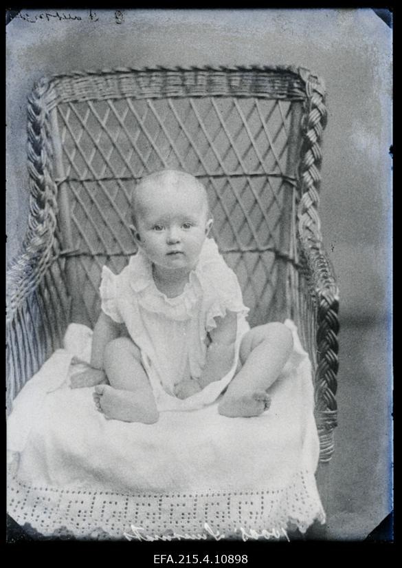 Suurmetsa laps korvtoolis istumas.