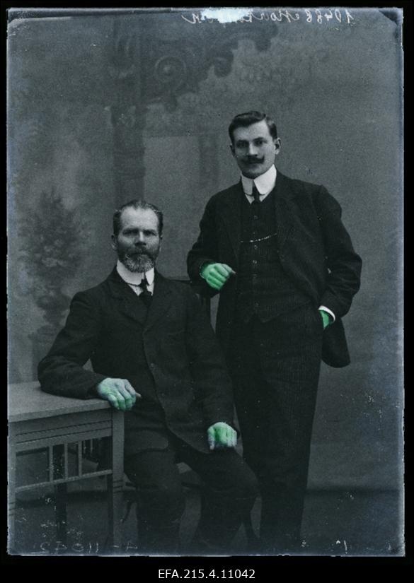 Kaks meest, (foto tellija Karl Martson).
