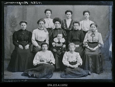 Grupp naisi, keskel Ringsmann lapsega.  similar photo