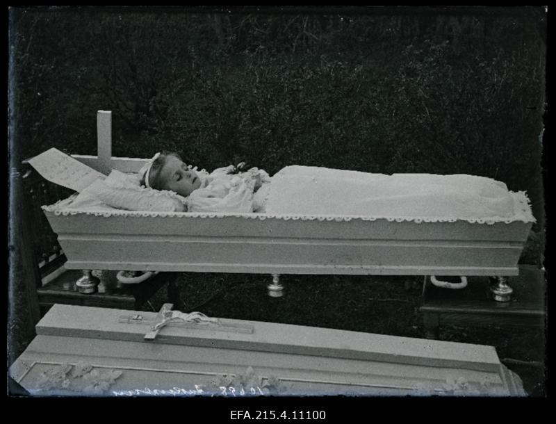Lapse põrm kirstus, (foto tellija Auksmann).