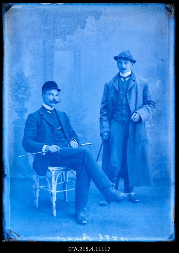 Kaks meest, (foto tellija Oskar Semper Uue-Kariste mõisast).