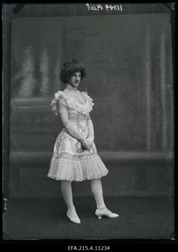 Naine lühikeses kleidis, (foto tellija Riet).