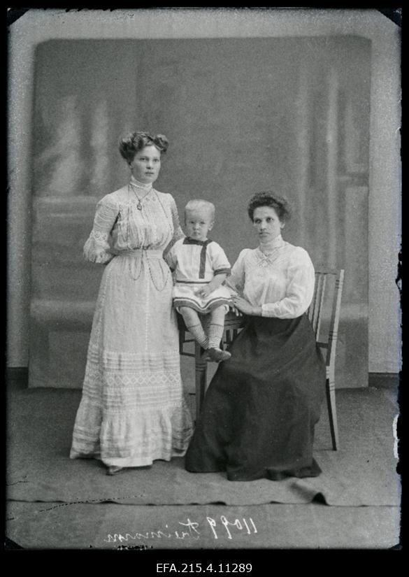 Kaks naist ja laps, (foto tellija Treimann).