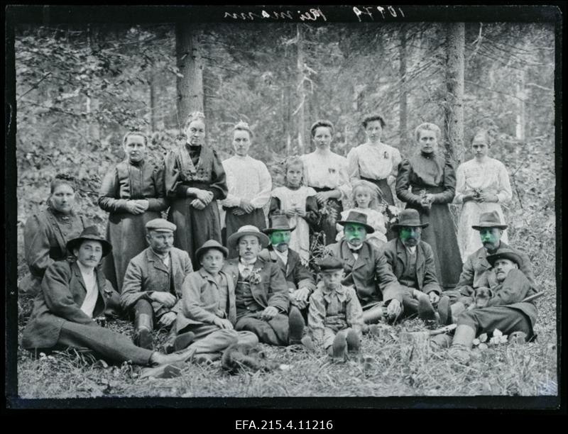 Grupp inimesi looduses, (foto tellija Reimann).