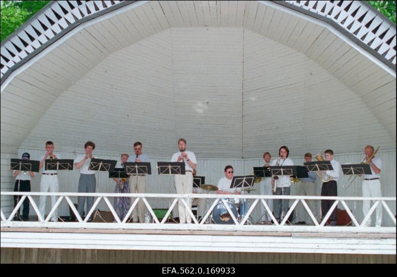 Kuressaare suveorkester esineb Kuursaali kõlakojas.