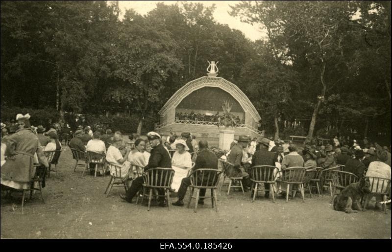 Kontserdi ajal Kuressaare pargi kõlakojas.