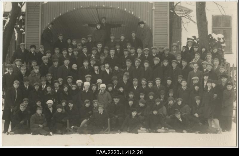 IV Noorsootegelaste kursus Tartus Tartu tütarlaste gümnaasiumi juures kõlakoja ees. Grupifoto