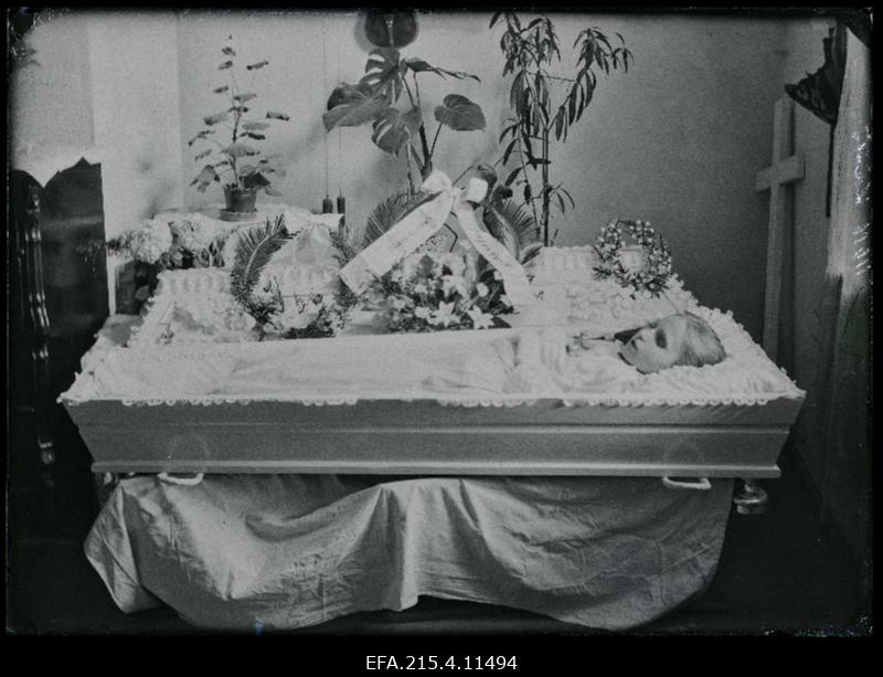 Lapse põrm avatud kirstus, (foto tellija Lääts).