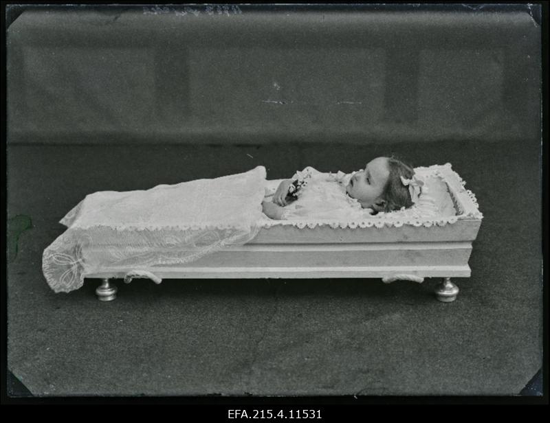 Tüdruku põrm kirstus, (foto tellija Peterson).