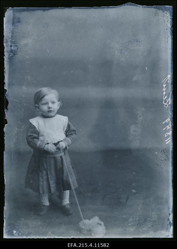 Zeniti tütar mängukoeraga.