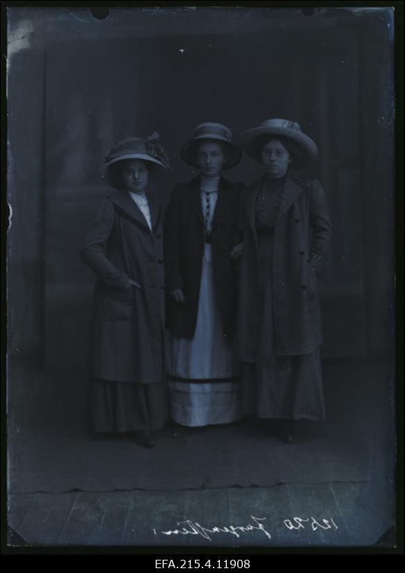Grupp naisi, (foto tellija Jürgenstein).