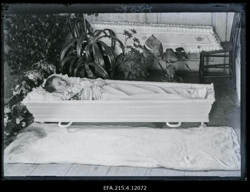 Tundmatu naise põrm kirstus.