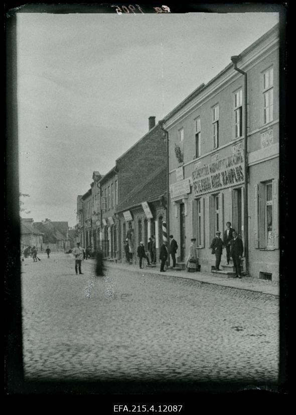 Vaade tänavale, paremal Peterburi riidekauplus.